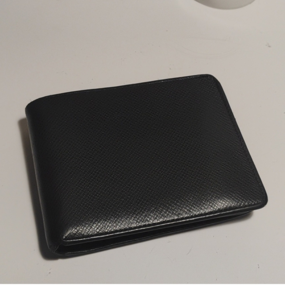 Louis Vuitton Taiga Black BiFold Unisex Wallet With No Peeling (EUC) - Picture 3 of 15